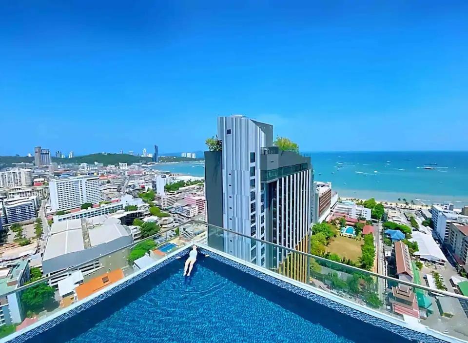 Location In Pattaya, Sky Pool & Infinity Edge